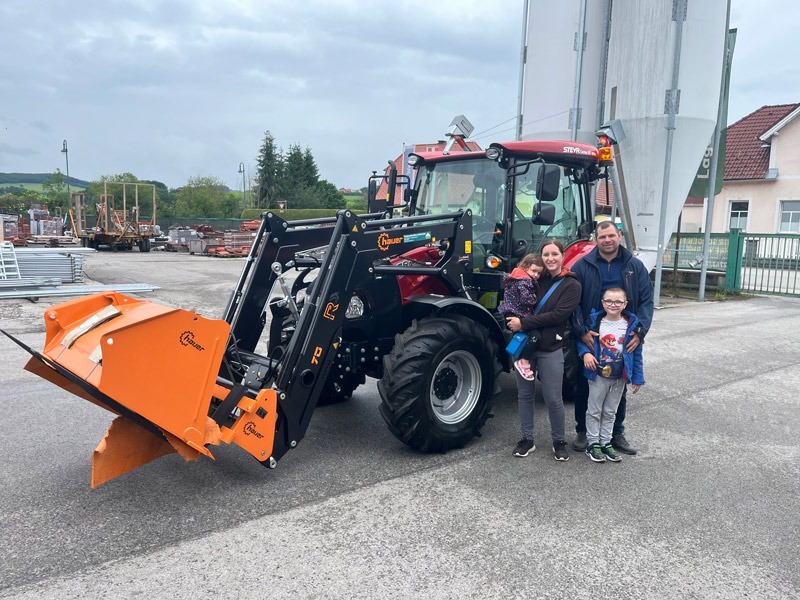 Traktorübergabe: CASE Farmall 75 A mit HAUER Frontlader